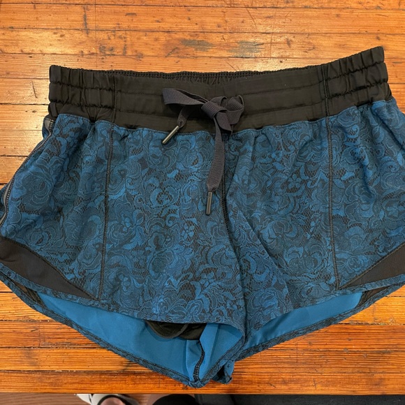 2.5 in. lululemon Hotty Hot Shorts - Picture 1 of 3